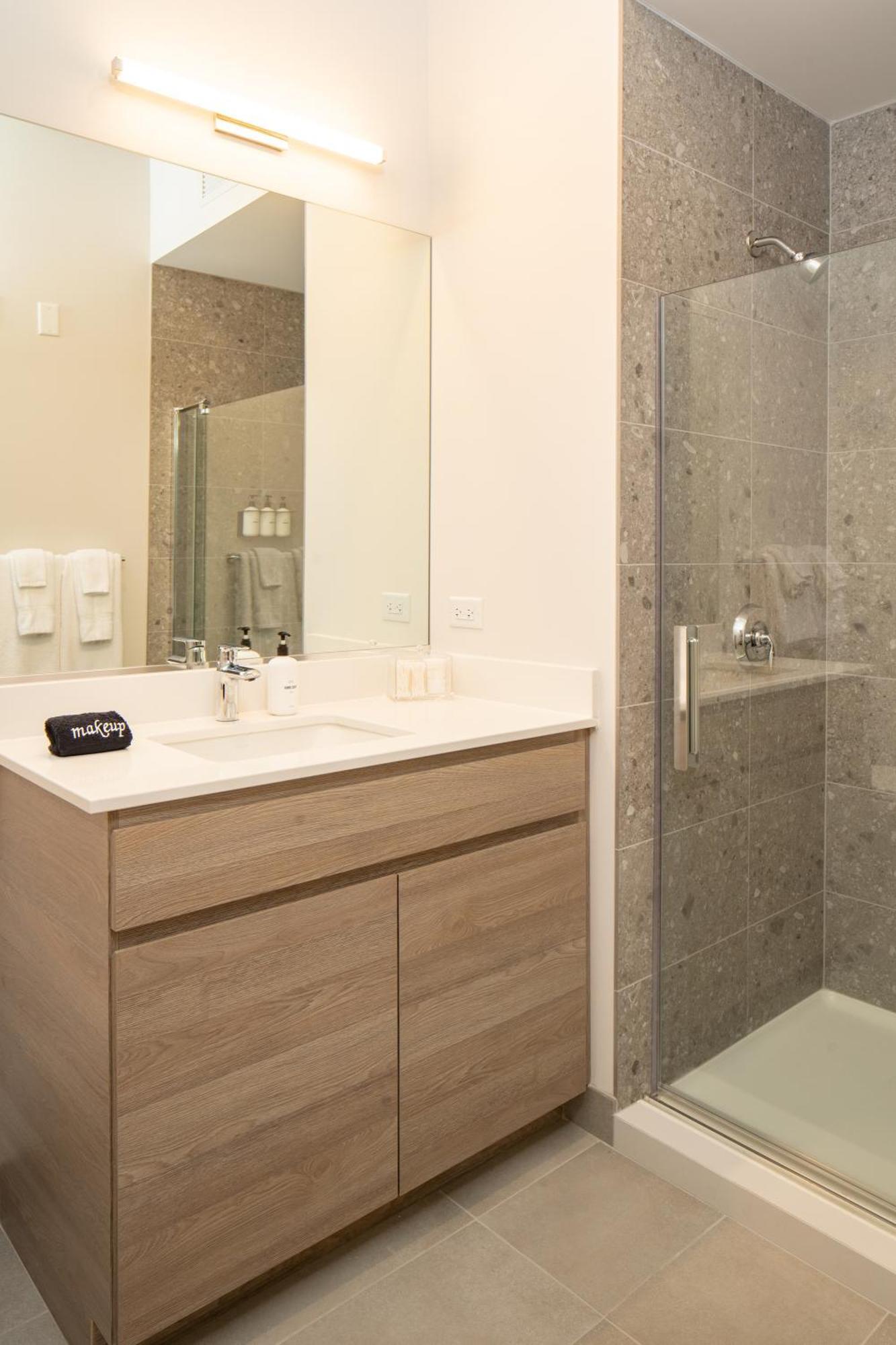 Kasa River North Chicago Room photo